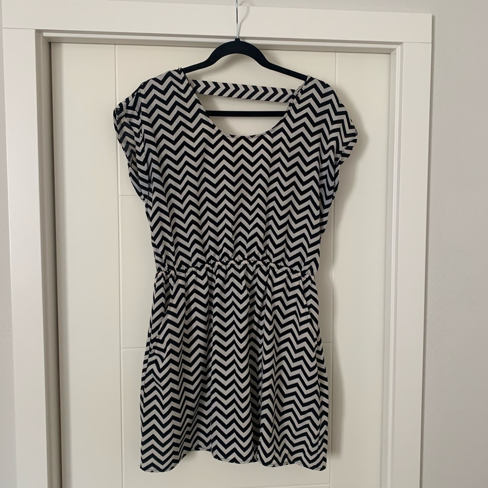 Black & White Chevron Print Tunic Size L